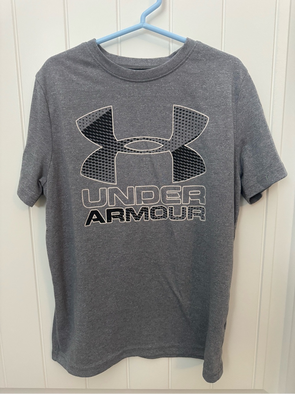 Under Armour Gray Logo Tee boys small -
Under Armour boys